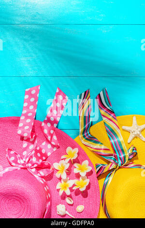 Accessori spiaggia sull'azzurro del pannello di legno Foto Stock