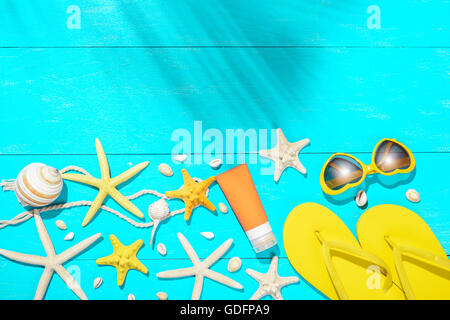 Accessori spiaggia sull'azzurro del pannello di legno Foto Stock