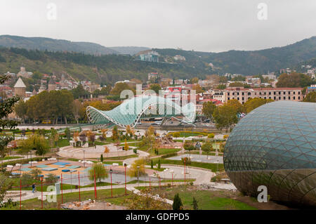 Ponte della Pace di vetro sul fiume Mtkvari - Rike Park, Tbilisi Foto Stock