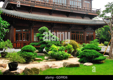 Uno stile cinese di edificio di legno e giardino in baoshan tempio buddista situato nel quartiere Baoshan di Shanghai in Cina. Foto Stock