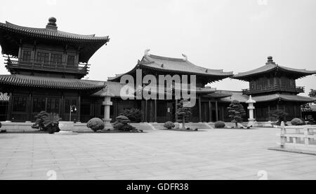 Costruzioni di legno e il re celeste hall a baoshan tempio buddista situato nel quartiere Baoshan di Shanghai in Cina. Foto Stock