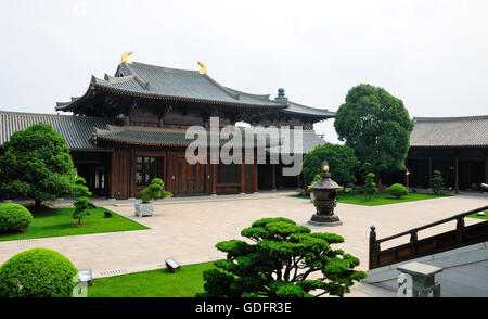 Costruzioni di legno e il re celeste hall a baoshan tempio buddista situato nel quartiere Baoshan di Shanghai in Cina. Foto Stock