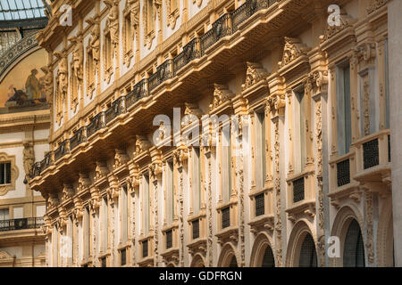 Milano, Italia - Luglio 01, 2015: Dettaglio della parete e tetto di Vittorio Emanuele II galleria dello shopping o Highline Galleria di Milano, Foto Stock