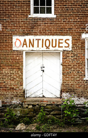 Negozio di antiquariato, Roger dal magazzino, grado Delaplane Road, Delaplane, Virginia Foto Stock