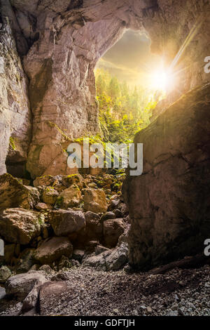 Cetatile grotta in Romania. Cittadella naturale scolpita dal fiume in rumeno di montagne nella luce della sera Foto Stock