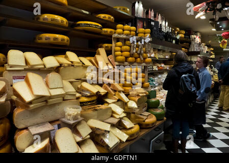 Una grande selezione di formaggi olandesi in un negozio di specialità gastronomiche in Olanda, Amsterdam, Paesi Bassi. Foto Stock