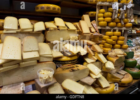 Una grande selezione di formaggi olandesi in un negozio di specialità gastronomiche in Olanda, Amsterdam, Paesi Bassi. Foto Stock