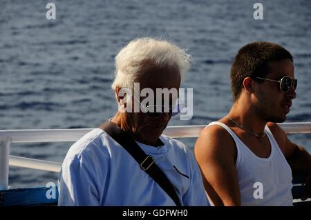 I passeggeri di crociera da Saranda, Albania a Corfù, Grecia Foto Stock