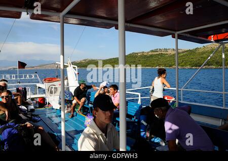 I passeggeri di crociera da Saranda, Albania a Corfù, Grecia Foto Stock