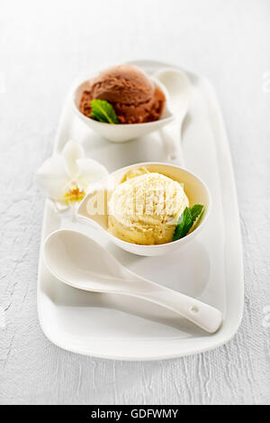 Fresco gelato in una ciotola bianco close up Foto Stock