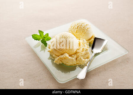 Frutta fresca sorbetto gelato in una ciotola bianco close up Foto Stock