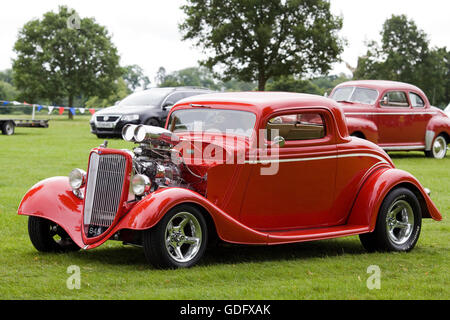 1932 Ford 3-Finestra Coupe Hot Rod con un 'Iron Maiden teschio ornamento del cofano Foto Stock