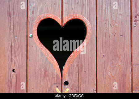Un cuore su una porta di dipendenza Foto Stock