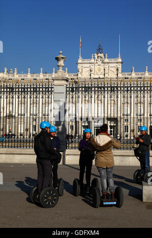 Turisti asiatici visitando il Palazzo Reale come parte di un tour Segway, Plaza de la Armeria, Madrid, Spagna Foto Stock