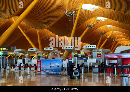 Avianca banchi check-in e il poster per il nuovo Boeing 787 aereo nel terminale 4, Adolfo Suárez Madrid-barajas Airport, Madrid, Spagna Foto Stock