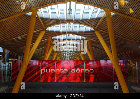 Puente Aeréo / ponte in aria segno a camminare sopra gli arrivi al Terminal 4, Adolfo Suárez Madrid-barajas Airport, Madrid, Spagna Foto Stock