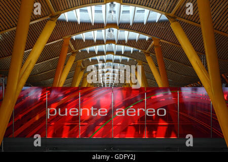 Puente Aeréo / ponte in aria segno a camminare sopra gli arrivi al Terminal 4, Adolfo Suárez Madrid-barajas Airport, Madrid, Spagna Foto Stock