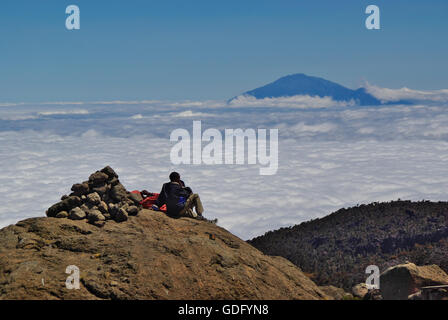 Portiere di appoggio sul Kilimanjaro Foto Stock