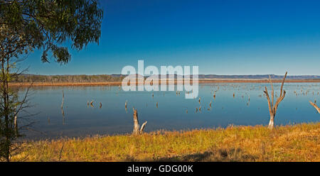 Vista panoramica di vaste acque blu del lago Nuga Nuga con robusto Carnarvon varia sull orizzonte sotto il cielo blu in outback Australia Foto Stock
