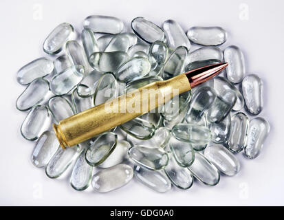 50 caliber bullet in ottone lucidato su pietre di vetro. Foto Stock