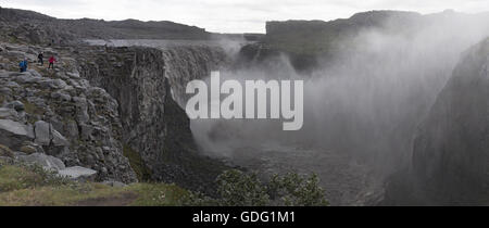 Islanda: vista di Dettifoss, uno dei più potenti cascate d'Europa, famosa per i suoi paesaggi alieni Foto Stock