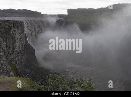 Islanda: vista di Dettifoss, uno dei più potenti cascate d'Europa, famosa per i suoi paesaggi alieni Foto Stock