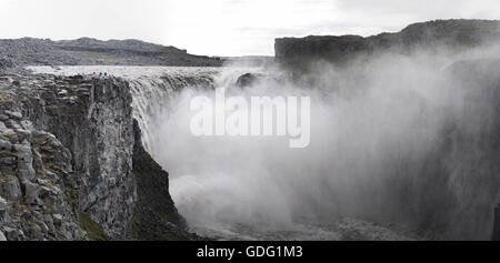 Islanda: vista di Dettifoss, uno dei più potenti cascate d'Europa, famosa per i suoi paesaggi alieni Foto Stock