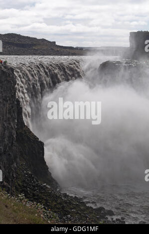 Islanda: vista di Dettifoss, uno dei più potenti cascate d'Europa, famosa per i suoi paesaggi alieni Foto Stock