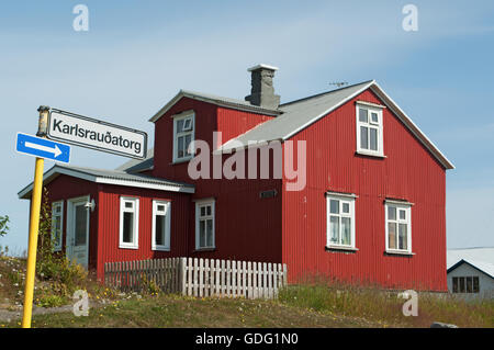 Islanda: un rosso di legno casa in campagna Islandese. Colorate case di legno sono una delle principali caratteristiche di architettura nordica Foto Stock