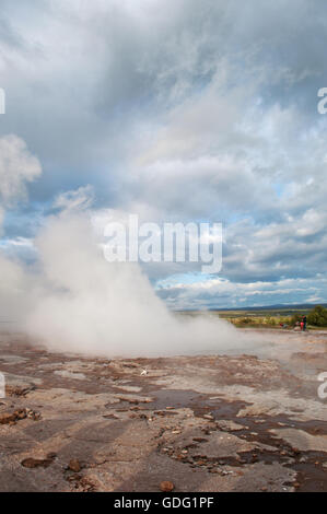 L'Islanda: l eruzione del grande Geyser, nella zona di Geysir, casa del famoso geyser, un periodicamente schizzando primavera calda nel sud-ovest dell'Islanda Foto Stock