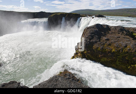 L'Islanda, l'Europa del nord: Godafoss, la cascata degli dèi, uno dei più spettacolari cascate in Islanda nato dal fiume Skjalfandafljot Foto Stock