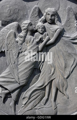 Angeli con bambino incisione sulla lastra tombale Foto Stock