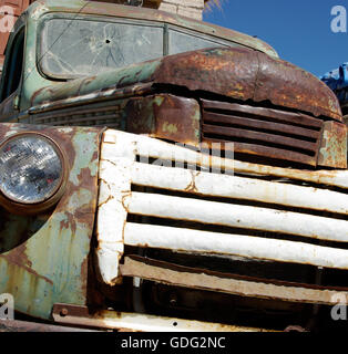 Un vecchio carrello arrugginimento lontano a Uyuni Saline in Bolivia Foto Stock