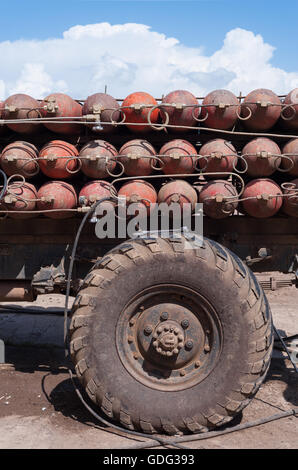 Il rimorchio caricato con rosso, vecchie e arrugginite i serbatoi di gas Foto Stock