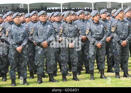 Federale Messicano funzionari di polizia stand ad attenzione durante il 88° anniversario della polizia nazionale alla quale ha partecipato il Presidente Enrique Peña Nieto Luglio 13, 2016 in Iztapalapa, Città del Messico. Foto Stock