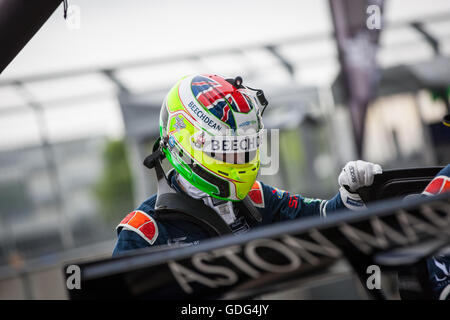 Ross Gunn a Silverstone ottenere pronto per arrivare nella sua Aston Martin Vantage GT3 durante il British GT Foto Stock