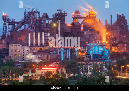 Stabilimento metallurgico di notte. Fabbrica di acciaio con fumaioli . Acciaierie e lavori di ferro. Industria pesante in Europa. Inquinamento atmosferico f Foto Stock