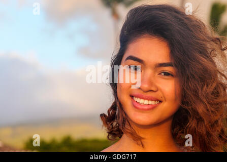 Giovane donna a Kahekili Beach Park a Maui al tramonto Foto Stock