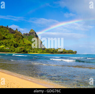 Rainbows su Mt. Makana, chiamato Bali Hai, su Kauai, come si vede dalla spiaggia in Haena Foto Stock