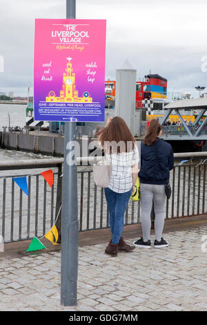La Pier Head sulle rive del fiume Mersey Liverpool, Merseyside, Regno Unito Foto Stock
