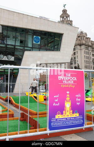 La Pier Head sulle rive del fiume Mersey Liverpool, Merseyside, Regno Unito Foto Stock