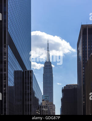 L'Empire State Building tra i grattacieli Foto Stock