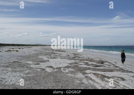 Donna che cammina lungo una spiaggia a Cape-Le-Grand-Nationalpark vicino Esperance in Western Australia - Australia Foto Stock