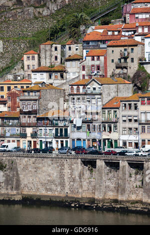 Città di Porto in Portogallo, Europa cityscape di vecchie case sulla collina ripida pendenza nel fiume Douro waterfront, paesaggio urbano Foto Stock