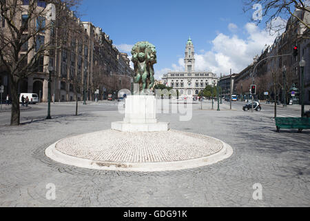 Avenida dos Aliados nel centro della città di Porto, Portogallo, Europa. Ragazzi - l abbondanza scultura in bronzo di Henrique Moreira Foto Stock