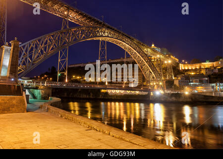 Dom Luis I ponte sul fiume Douro di notte nel porto e Gaia, Portogallo Foto Stock