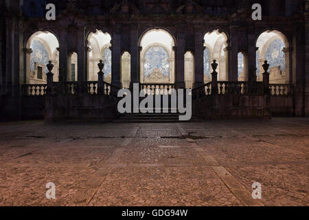 Loggia in stile barocco alla facciata laterale della cattedrale di Porto (Se do Porto) in Portogallo di notte Foto Stock