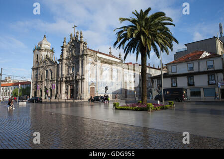 Il Portogallo, città di Porto, Carmo chiesa Igreja dos Carmelitas, Gomes Teixeira Square Foto Stock