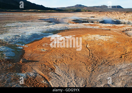 Islanda: Hverir, un area geotermica nella regione di Myvatn, famosa per le sue fumarole e sorgenti calde e zolfo Foto Stock