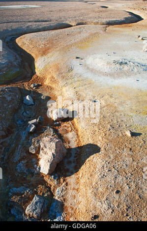 Islanda: Hverir, un area geotermica nella regione di Myvatn, famosa per le sue fumarole e sorgenti calde e zolfo Foto Stock